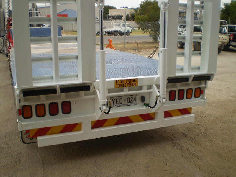 Semi trailer ramp